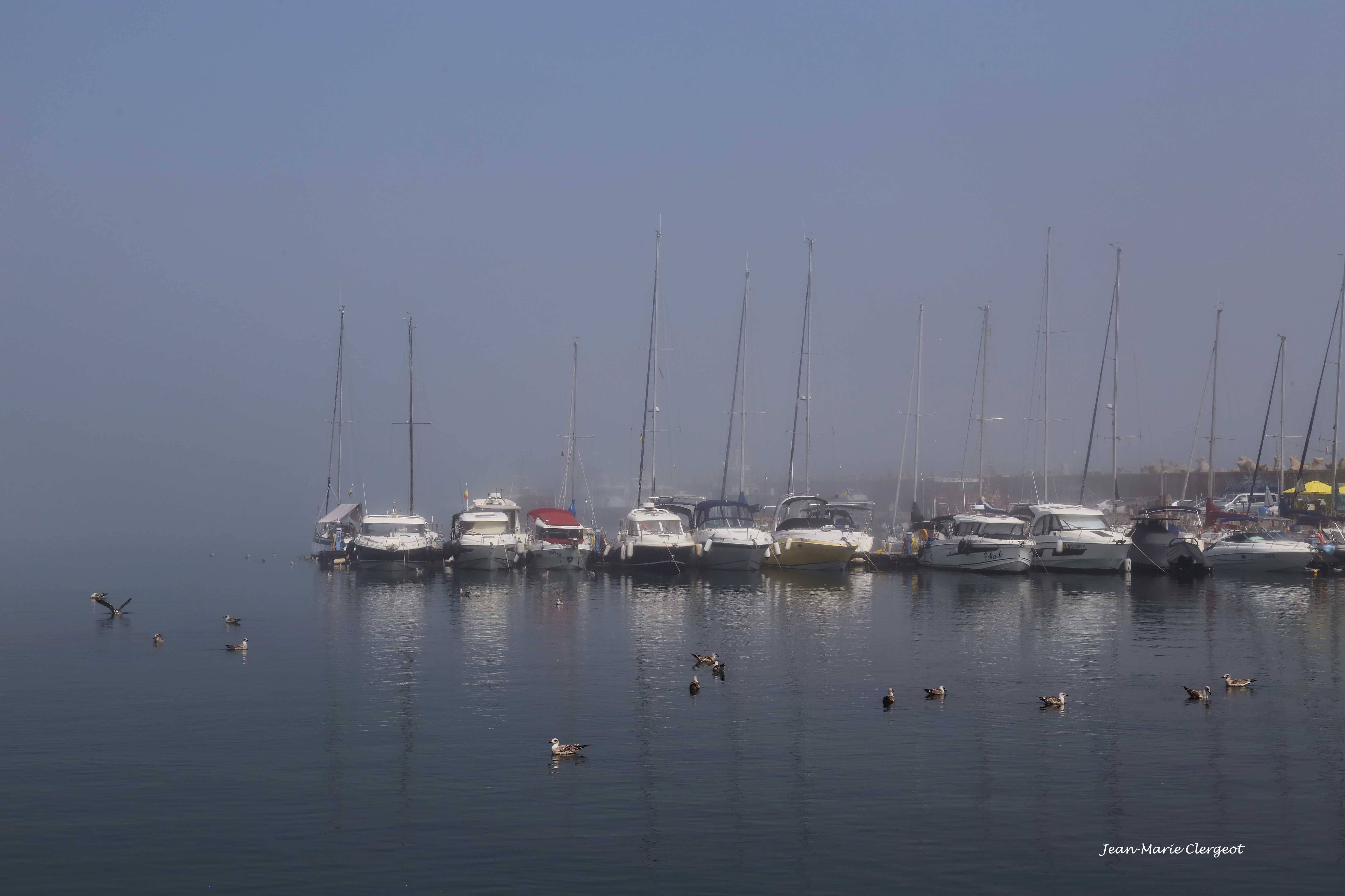 2025 1530 - (Constanta, Roumanie) Le Petit Port avec la brume de mer 