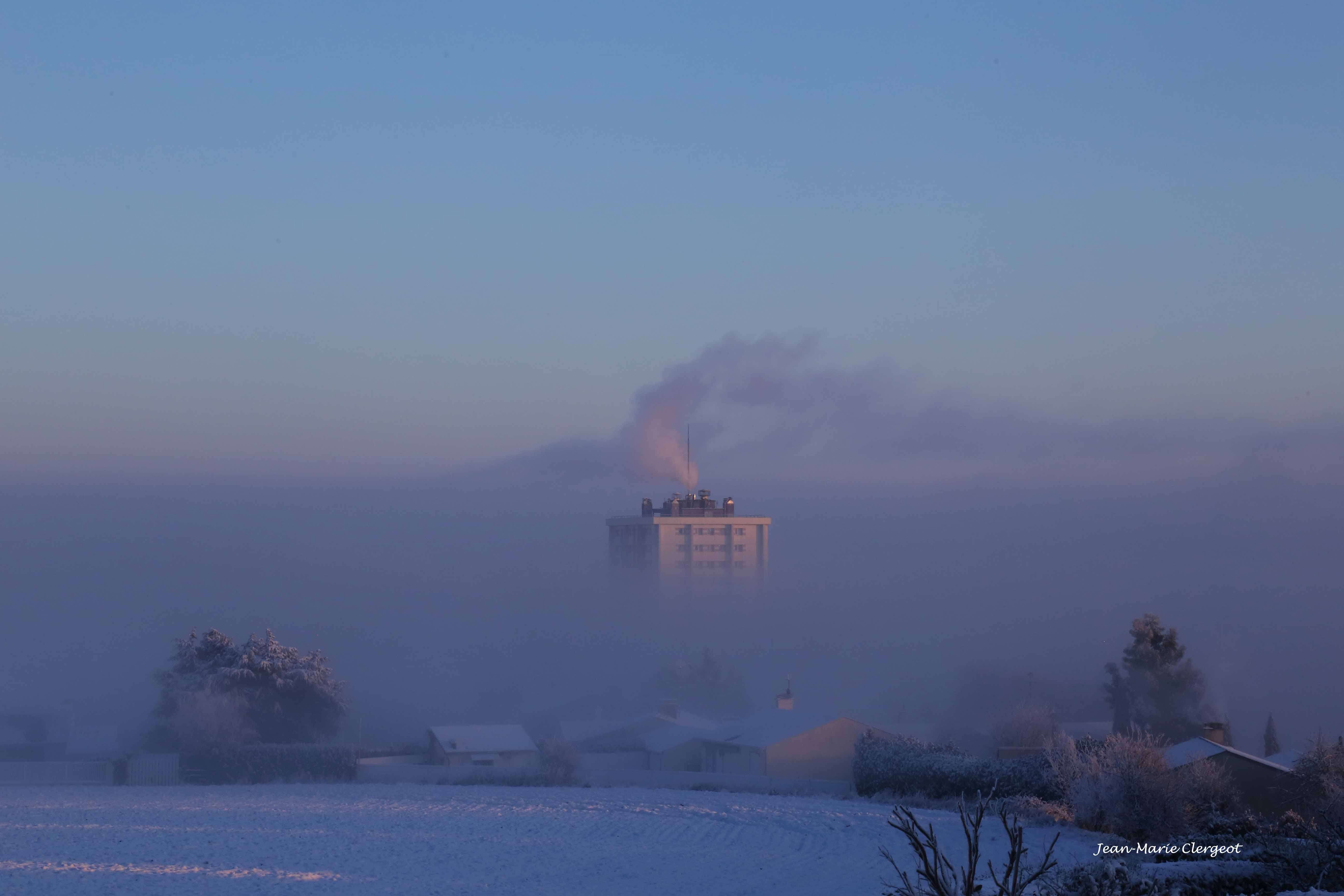 2026 0007 - (Mantes-la-Ville) Emergeance d'une tour un jour de neige