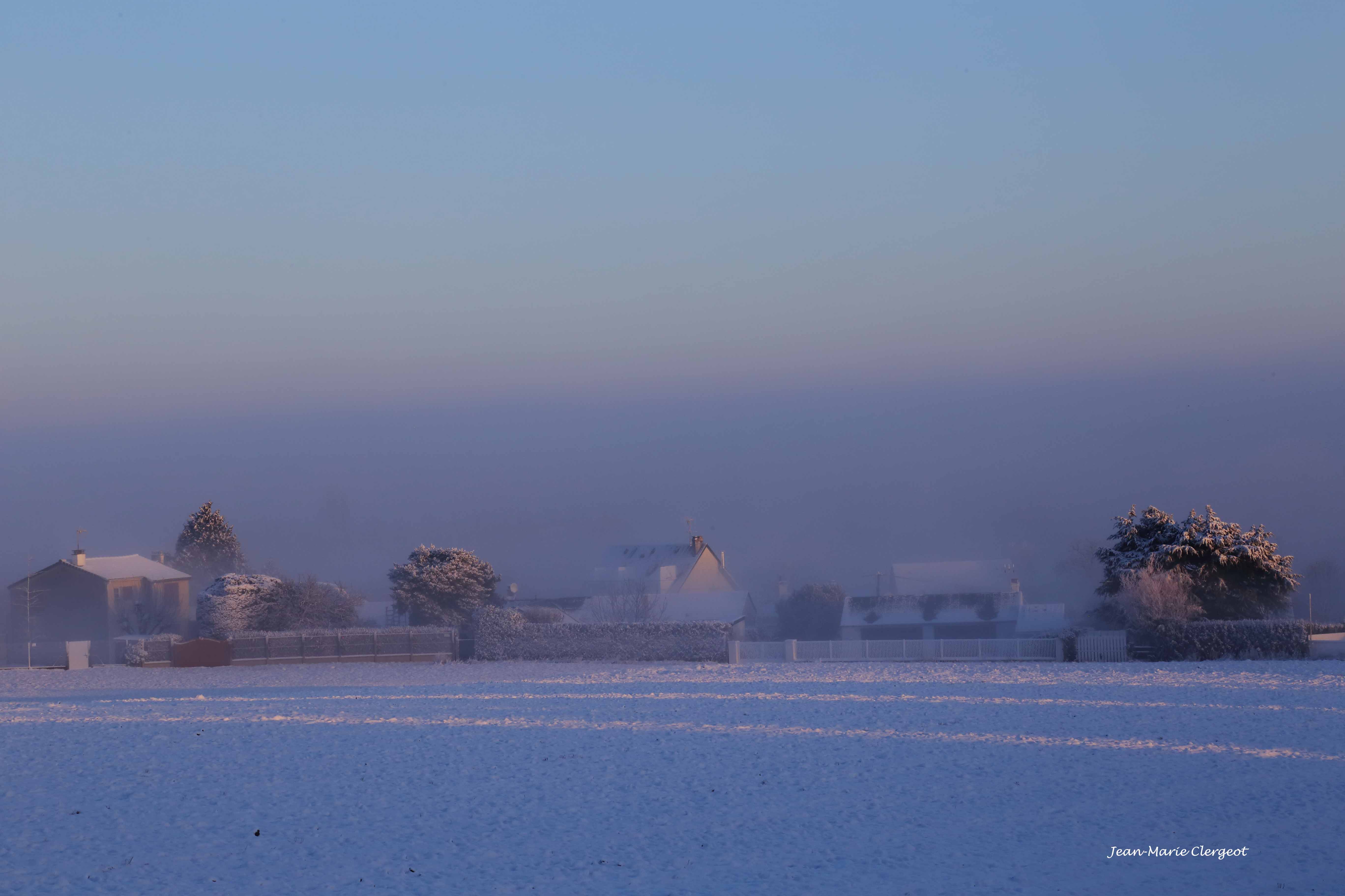 2026 0010 - (Mantes-la-Ville) Le jour se lève sur le quartier enneigé